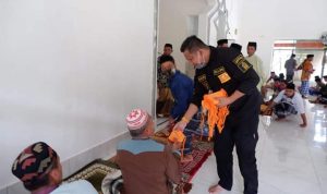 Dapati Warga Salat Jumat Tidak Pakai Masker, Ketua DPRD Bone Lakukan Ini