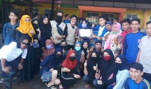 Bersama Kades, Relawan Desa Baruga Distribusikan Bantuan Untuk Korban Banjir di Bantaeng
