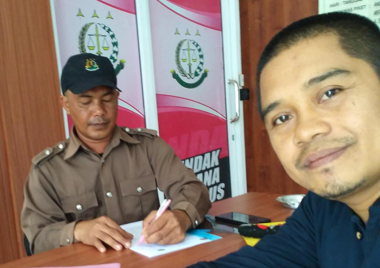 Ketua LSM Lakonras HAM Mukhawas Rasid 39 Tahun saat di temui di warkop 23 jalan MH Thamrin Kelurahan Watampone Kecamatan Tanete Riattang Kabupaten Bone
