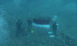 25 Penyelam di Bone sukseskan Upacara HUT Proklamasi di Bawah Laut dengan kedalaman 20 Meter