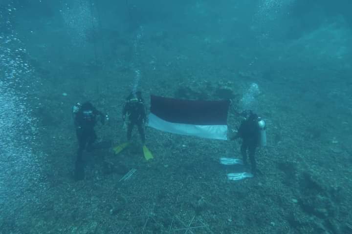 25 Penyelam di Bone sukseskan Upacara HUT Proklamasi di Bawah Laut dengan kedalaman 20 Meter