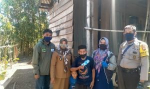 Pemdes Bonto Manurung Maros Bagikan BLT DD Tahap V Secara Door to door