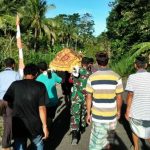 Melayat ke rumah warga binaan yang meninggal, Babinsa dan Bhabinkamtibmas Desa Sengeng Palie turut menggotong keranda