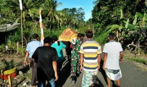 WhatsApp Image 2020-08-14 at 13.05.10 Melayat ke rumah warga binaan yang meninggal, Babinsa dan Bhabinkamtibmas Desa Sengeng Palie turut menggotong keranda