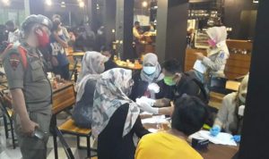 Tim Gabingan Ops Yustisi bersama Satgas Covid-19 Bone Lakukan Rapid Test Kepada Pengunjung Cafe