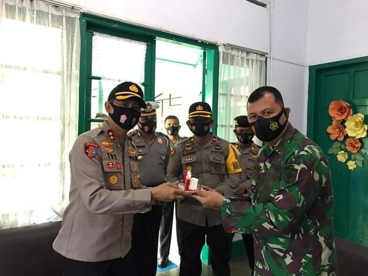HUT TNI Ke - 75, Kapolres Bone Bersama Rombongan Berikan Surprise Kepada Danrem dan Dandim 1407 Bone