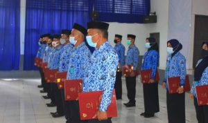 20 Petugas Lapas Kelas IIA Watampone terima Reward Satya Lencana 10 dan 20 Tahun