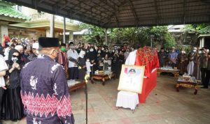 Bupati Pimpim Upacara Pemakaman dan Pelepasan Jenazah Idris Galigo, Mantan Bupati Bone Periode 2003-2010
