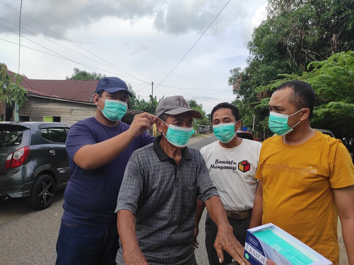 BPC Gapensi Bone Bersama KIS bagikan Masker kepada warga Jalan Sungai Citarung