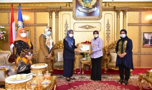 Ikut Berpartisipasi dalam kegiatan pelayanan KB serentak sejuta akseptor, Ketua TP PKK Sulsel Terima Penghagaan dari Kepala BKKBN Pusat