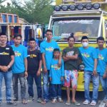 Driver Muda Truck Oleng Bagi-Bagi Takjil ke Pengendara, Warga dan Tukang Becak