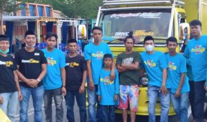 Driver Muda Truck Oleng Bagi-Bagi Takjil ke Pengendara, Warga dan Tukang Becak