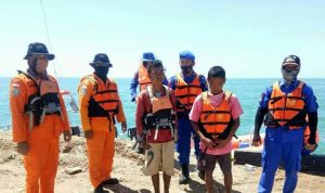 Dua pemuda yang terseret arus saat memancing di perairan Teluk Bone akhirnya ditemukan