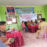 TOPIKTERKINI.COM - JENEPONTO: Musyawarah Desa (Musdes) Pembacaan laporan keterangan penyelenggaraan pemerintahan desa (LKPPD) Tahun anggaran 2020 yang diselenggarakan oleh pihak Badan Permusyawaratan Desa (BPD) Desa Barana Kecamatan Bangkala Barat Kabupaten Jeneponto yang digelar di kantor desa barana dan di hadiri Pihak Pemerintah Desa Barana, Pihak BPD, Babinsa, Babinkamtibmas, tokoh masyarakat dan tokoh pemuda pada hari selasa tanggal 15 Juni 2021 kembali ditunda lantaran pihak pemerintah desa barana tidak dapat menghadirkan beberapa dokumen yang diminta oleh pihak BPD sebelum pembacaan laporan. Sebelumnya, Pada hari sabtu 05 Juni 2021, Telah dilakukan Musdes Pembacaan laporan keterangan penyelenggaraan pemerintahan desa (LKPPD) Tahun anggaran 2020 namun sempat tertunda lantaran pihak BPD Desa Barana memintah sejumlah dokumen berita acara perubahan anggaran tahun 2020 yang perubahannya sebanyak empat kali, namun pihak pemerintah desa dalam hal ini kepala desa barana Hasrul Bali tidak bisa menghadirkan berkas-berkas tersebut dan meminta waktu 2 hari untuk melengkapi berkas-berkas yang diminta oleh pihak BPD sehingga disepakati pada musyawarah tersebut untuk ditunda Ketua BPD Desa Barana Sofyan Sewang menyampaikan bahwa "apa yang dimintah adalah berkas-berkas yang wajib kami miliki yaitu mulai dari RPJMDes, APBDS, LKPPD (mulai dari tahun awal menjabat sampai sekarang) dengan BLT dua tahun ini, itu yang kami minta, karena berkas-berkas terebut kami belum memiliki arsipnya", tuturnya Jadi melalui kesempatan ini, kami meminta kepada kepala desa untuk memberikan arsip dari berkas-berkas tersebut untuk kebaikan kita bersama, baik itu pihak pemerintah desa dan BPD, karena sudah ada pesan Watshap yang masuk dari pemda, dalam hal ini PMD bahwa yang kepala desa yang akan berakhir masa jabatannya itu sudah harus di surati dengan melengkapi semua persyaratan-persyaratan termasuk LAPPD, jadi bukan kami sebenarnya yang terlalu ngotot tetapi memang ini adalah aturan, Lanjutnya Menanggapi hal tersebut, Kepala Desa Barana HASRUL BALI mengatakan bahwa, " Seperti arahan Pak Ketua BPD Kalau bisa dikasi kebijakan dan kesempatan, jadi kelengkapan yang diminta itu di catat, Insha Allah 2 hari paling lambat, lengkap itu dokumen, tuturnya "Ada semua itu berkas, cuma saya rasa ada yang belum di fotocopy sehingga meskipun saya kembali kerumah untuk mengambil, otomati masih butuh lagi waktu, jadi kasi waktu sampai hari senin, di catat saja kecuali (RAB), Kalau RPJMDes, APBDS, LKPPD Insha Allah dua hari paling lambat selesai semua di jilid dan di serahkan ke pihak BPD, seandainya ada penyampaian sebelumnya semuanya akan lengkap, tutupnya Menanggapi pernyataan kepala desa barana, Sul Dg. Leo selaku anggota BPD Desa barana mengatakan bahwa, saya menganggap tidak rasional jika bapak kepala desa mengatakan bahwa tidak disampaikan seblumnya, karna ini sudah ada aturannya, harusnya tanpa di sampaikan berkas tersebut sudah di berikan kepada pihak BPD, apalagi ketua BPD telah beberapa kali meminta melalui sekretaris desa, karena pemahaman kami terkait administrasi dan persuratan desa itu ada sama pak sekdes Kemudian, kalau saya tidak salah, tahun 2020 itu ada beberapa kali perubahan APBdes, nah hasil perubahan APBDes ini yang kita mau lihat jangan sampai berubah lagi, karena terkait perubahan APBdes ini kami sudah melakukan rapat internal dan semua anggota BPD mengaku tidak tahu menahu terkait perubahan APBdes, jadi kami hanya ingin memastikan apakah hasil yang di musyawarahkan dan ditetapkan dalam Forum yang sama-sama kita hadiri itu tidak berubah hingga realisasi, karna itulah tupoksi kami selaku BPD untuk mengawal itu, tutupnya Berselang 10 hari kemudian, pada hari selasa tanggal 15 Juni 2021, Pihak BPD Desa Barana kembali melakukan Musdes Pembacaan laporan keterangan penyelenggaraan pemerintahan desa (LKPPD) Tahun anggaran 2020 namun lagi-lagi ditunda lantaran pihak pemerintah desa barana belum bisa melengkapi berkas-berkas yang diminta oleh pihak BPD dengan alasan lupa dan baru mengingat bahwa berkas tersebut diambil oleh pihak Isnpektorat saat pemeriksaan dan belum di kembalikan hingga saat ini, sehingga musyawarah tersebut kembali disepakati untuk di tunda Laporan: Ikbal