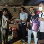 Terpanggil, Kasat Intelkam Polres Bone sambangi warga kurang mampu yang tinggal dibawah Kolom Rumah
