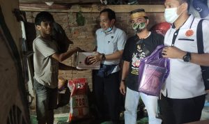 Terpanggil, Kasat Intelkam Polres Bone sambangi warga kurang mampu yang tinggal dibawah Kolom Rumah