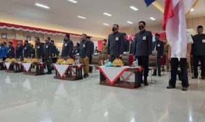 Jadi pembina Berprestasi dan Berdedikasi di CABOR Bola Voli, Kapolres Bone Terima Penghargaan dari Bupati