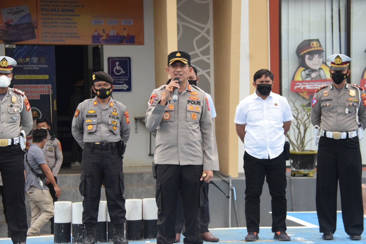 Jelang Pra Porda, Kapolres Bone Lepas atlet putra dan putri serta ofisial cabang olahraga bola voli