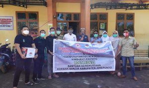 WhatsApp Image 2021-07-11 at 21.24.03 (1) PDUI Sulsel lakukan pemeriksaan kesehatan dan serahkan bantuan sembako kepada korban banjir di Jeneponto