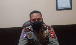 Kanit Regiden Satlantas Polres Bone terus lakukan sosialisasi Prokes dan Vaksinasi kepada warga yang mengurus pajak di Samsat