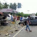 Mobil Truk di Kolaka Utara Terguling Usai Tabrakan dengan Daihatsu Terios