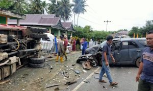 Mobil Truk di Kolaka Utara Terguling Usai Tabrakan dengan Daihatsu Terios