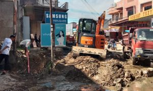 Perbaiki Drainase yang tersumbat, Kadis Perumahan Kawasan Permukiman Bone Minta Warga Jaga Drainase