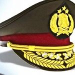 Bhabinkamtibmas Desa Ta'cipong Polsek Amali Polres Bone Aiptu Yusri terciduk mengunjungi salah satu rumah yang dihuni seorang janda tua di Dusun Lappae Desa Ta'cipong Kecamatan Amali Kabupaten Bone. Sabtu, 17/07/2021 sore. Bermula ketika sehari sebelumnya Aiptu Yusri melaksanakan kunjungan atau sambang warga guna mengetahui situasi di desa binaan yang menjadi tanggung jawabnya selaku petugas Bhabinkamtibmas. "Awalnya saya melaksanakan tugas sambang warga seperti biasanya, dan saat itu saya menyambangi rumah salah seorang warga, namanya Nenek Kuti, umur sekitar 60 Tahun, saat itu dia bercerita tentang kondisi kehidupan sehari-harinya yang saat ini serba kekurangan, hingga beberapa hari terakhir makan peppe (Nasi Jagung). Dari situlah saya merasa prihatin dan keesokan harinya saya datang kembali dengan membawa satu karung beras dan telur ayam. "Tennapodo Mabbarakka' (semoga berkah) dan dapat membantu kebutuhan sehari-hari". Ucap Yusri Sembari menerima bantuan, sayup-sayup terdengar Nenek Kuti berterima kasih dan mendoakan pembina Desanya tersebut "Terima Kasih Pak, Tuoki Malampe Sunge'ta na Malomo Dalle ta' (Semoga diberikan umur panjang dan murah Rezeki)" Ucapnya terbata-bata. Kepada wartawan Aiptu Yusri menyebutkan bahwa Nenek Kuti ini Seorang Janda Tua, usianya sekitar 60 Tahun, suaminya sudah lama meninggal. Hidupnya bergantung kepada saudaranya yang kerjanya serabutan dengan penghasilan tidak menentu. "Apa yang kami berikan sebagai wujud kepedulian Polri kepada Masyarakat yang membutuhkan, yah meskipun nilainya tidak seberapa, namun semoga bermanfaat dan dapat sedikit membantu kebutuhan sehari-hari Nenek Kuti". Tutup Yusri