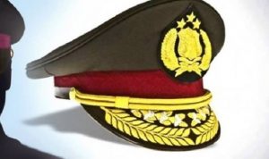 Bhabinkamtibmas Desa Ta'cipong Polsek Amali Polres Bone Aiptu Yusri terciduk mengunjungi salah satu rumah yang dihuni seorang janda tua di Dusun Lappae Desa Ta'cipong Kecamatan Amali Kabupaten Bone. Sabtu, 17/07/2021 sore. Bermula ketika sehari sebelumnya Aiptu Yusri melaksanakan kunjungan atau sambang warga guna mengetahui situasi di desa binaan yang menjadi tanggung jawabnya selaku petugas Bhabinkamtibmas. "Awalnya saya melaksanakan tugas sambang warga seperti biasanya, dan saat itu saya menyambangi rumah salah seorang warga, namanya Nenek Kuti, umur sekitar 60 Tahun, saat itu dia bercerita tentang kondisi kehidupan sehari-harinya yang saat ini serba kekurangan, hingga beberapa hari terakhir makan peppe (Nasi Jagung). Dari situlah saya merasa prihatin dan keesokan harinya saya datang kembali dengan membawa satu karung beras dan telur ayam. "Tennapodo Mabbarakka' (semoga berkah) dan dapat membantu kebutuhan sehari-hari". Ucap Yusri Sembari menerima bantuan, sayup-sayup terdengar Nenek Kuti berterima kasih dan mendoakan pembina Desanya tersebut "Terima Kasih Pak, Tuoki Malampe Sunge'ta na Malomo Dalle ta' (Semoga diberikan umur panjang dan murah Rezeki)" Ucapnya terbata-bata. Kepada wartawan Aiptu Yusri menyebutkan bahwa Nenek Kuti ini Seorang Janda Tua, usianya sekitar 60 Tahun, suaminya sudah lama meninggal. Hidupnya bergantung kepada saudaranya yang kerjanya serabutan dengan penghasilan tidak menentu. "Apa yang kami berikan sebagai wujud kepedulian Polri kepada Masyarakat yang membutuhkan, yah meskipun nilainya tidak seberapa, namun semoga bermanfaat dan dapat sedikit membantu kebutuhan sehari-hari Nenek Kuti". Tutup Yusri