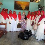 Gelar Baksos, Darmawanita Peduli IAIN Bone serahkan bantuan kepada seorang Janda beranak sembilan
