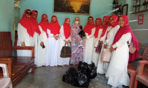 Gelar Baksos, Darmawanita Peduli IAIN Bone serahkan bantuan kepada seorang Janda beranak sembilan