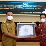 PLT Gubernur Sulsel Serahkan Piagam Penghargaan TOP 30 Inovasi Pelayanan Publik Tahun 2021