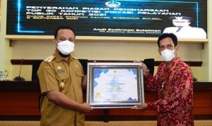 PLT Gubernur Sulsel Serahkan Piagam Penghargaan TOP 30 Inovasi Pelayanan Publik Tahun 2021