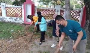 Janga Kebersihan Lingkungan Kantor, Pegawai Disdukcapik Jeneponto Rutin Lakukan Jumat Bersih