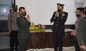 HUT TNI Ke-76, Kapolres Bone Berikan Surprise Kepada Danrem 141 dan Dandim 1407 Bone