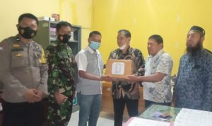 Bhabinkamtibmas Desa Barana AIPDA ANSAR Dampingi Panitia Pilkades saat menjemput undangan Pilkades di PMD