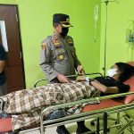 Peduli, Kapolres Sinjai Jenguk Wartawan Yang Sakit dan Beri Bantuan