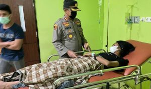 Peduli, Kapolres Sinjai Jenguk Wartawan Yang Sakit dan Beri Bantuan
