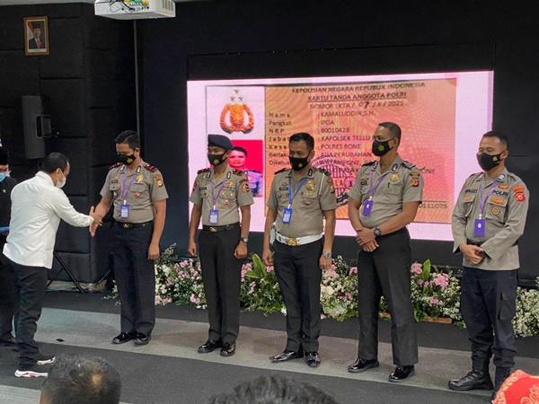 HUT PPWI Ke 14, Kapolsek Tellu Limpoe Terima Penghargaan Sebagai Polisi Baik