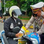 Ciptakan Operasi ZEBRA Lebih Humanis, Satlantas Polres Bone Berikan Hadiah Bagi Pengendara yang Tertib