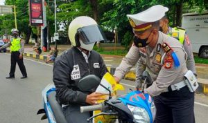 WhatsApp Image 2021-11-24 at 16.43.49 Ciptakan Operasi ZEBRA Lebih Humanis, Satlantas Polres Bone Berikan Hadiah Bagi Pengendara yang Tertib