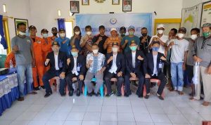 Dosen Program Studi TPI Politeknik KP Bone Perkenalkan Jaring gillnet dan Lampu Celup Kepada Nelayan di Desa Panyiwi