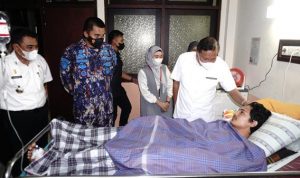 Kapolres Bone Jenguk dan berikan bantuan biaya pengobatan kepada korban penyerangan Asrama KEPMI Bone