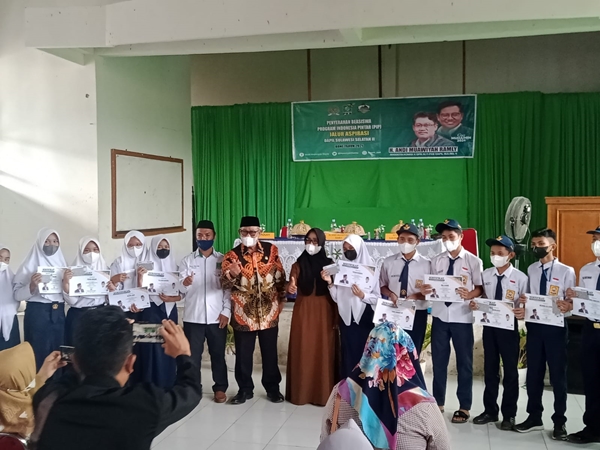 256 Siswa SMPN 7 Watampone Terima Beasiswa PIP dari Anggota DPR RI Andi Muawiyah Ramli