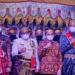 Hadiri Pelantikan DPP-KKMB Kaltim, Bupati Bone Serahkan Cindramata Patung Raja Bone ke-15 Kepada Wagub Kaltim