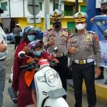 Hari ke 11 Operasi Keselamatan 2021, Satlantas Polres Bone Bagikan Helm dan Masker Kepada Pengendara