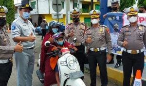 WhatsApp Image 2022-03-11 at 19.18.50 Hari ke 11 Operasi Keselamatan 2021, Satlantas Polres Bone Bagikan Helm dan Masker Kepada Pengendara