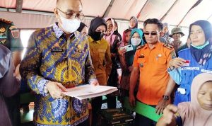 Disdukcapil Jeneponto Lengkapi Berkas Kepndudukan dan Beri Bantuan Kepada Korban Kebakaran di Biring Kassi