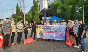 Srikandi RGPI Sulsel Bersama RGPI Bone Bagikan Ratusan Paket Menu Buka Puasa Kepada Kaum Duafa dan Pengguna Jalan