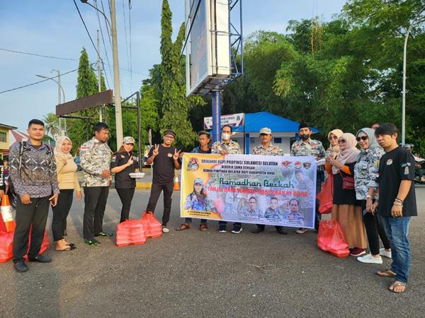 Srikandi RGPI Sulsel Bersama RGPI Bone Bagikan Ratusan Paket Menu Buka Puasa Kepada Kaum Duafa dan Pengguna Jalan